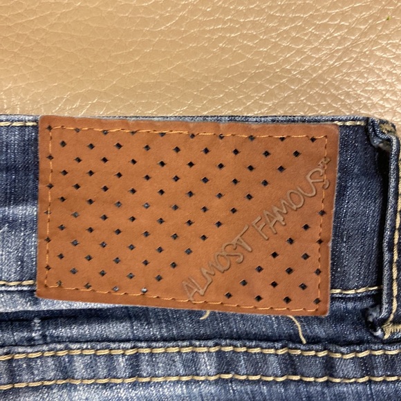 Almost Famous Jeans - Size 7 - Picture 8 of 11